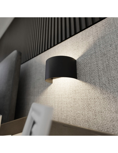 Kinkiet FOLD – eleganckie oświetlenie ścienne z dwustronnym światłem, czarny półkole do nowoczesnych wnętrz