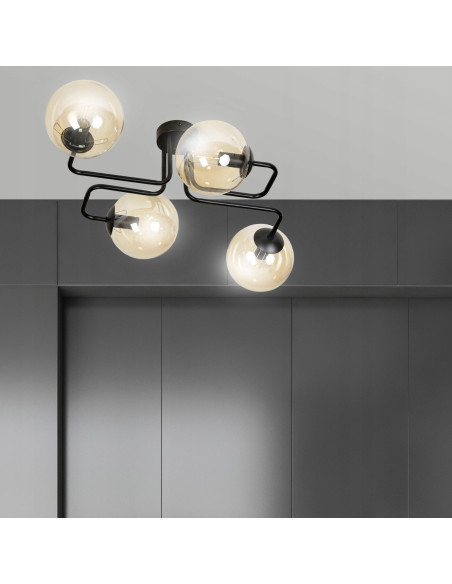 Nowoczesny plafon BRENDI 4-punktowy miodowo-czarny ze szklanymi kloszami, idealny do eleganckich wnętrz