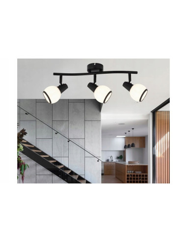 Nowoczesny plafon Loris z chromowanym wykończeniem i trzema białymi kloszami - eleganckie oświetlenie do wnętrz.