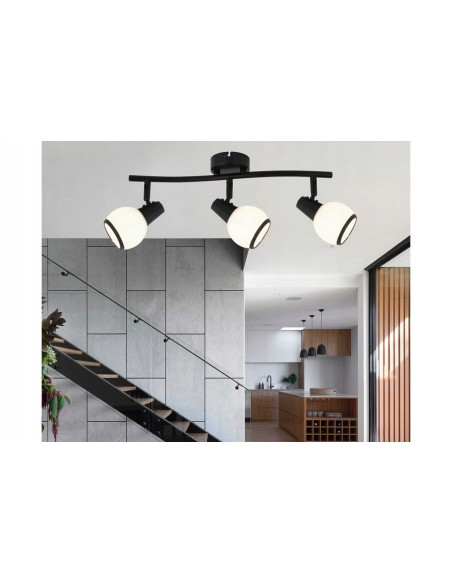 Nowoczesny plafon Loris z chromowanym wykończeniem i trzema białymi kloszami - eleganckie oświetlenie do wnętrz.