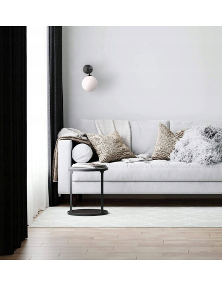 Kinkiet Dorado Noir z mleczną kulą - elegancka lampa ścienna do przedpokoju i nowoczesnych wnętrz.