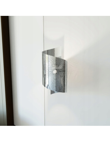 Kinkiet SPIRAL w kolorze srebrnym – nowoczesne oświetlenie minimalistyczne do salonu i innych wnętrz.