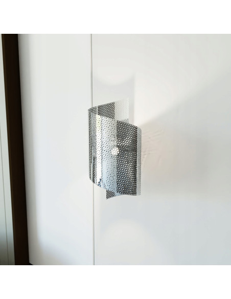 Kinkiet SPIRAL w kolorze srebrnym – nowoczesne oświetlenie minimalistyczne do salonu i innych wnętrz.