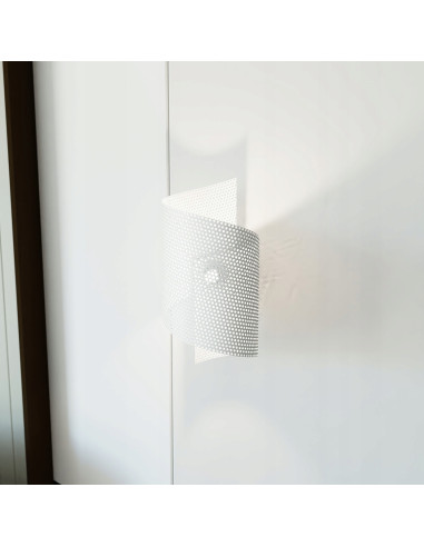 Nowoczesny spiralny klosz oświetleniowy do przedpokoju i klatki schodowej w kolorze białym - elegancka dekoracja wnętrz