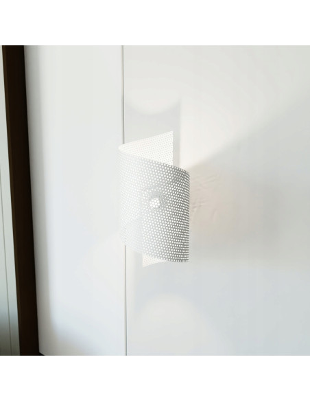 Nowoczesny spiralny klosz oświetleniowy do przedpokoju i klatki schodowej w kolorze białym - elegancka dekoracja wnętrz