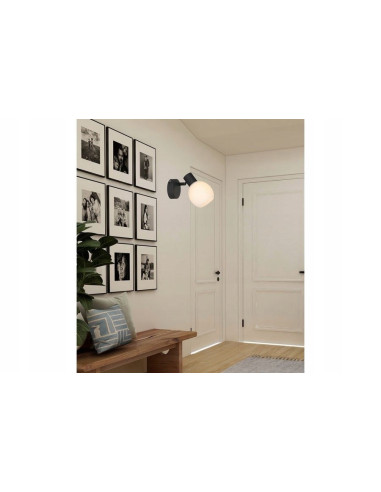 Kinkiet Cortez - czarny z mlecznym kloszem, nowoczesne oświetlenie ścienne do sypialni, elegancki design, regulowane.