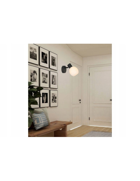 Kinkiet Cortez - czarny z mlecznym kloszem, nowoczesne oświetlenie ścienne do sypialni, elegancki design, regulowane.