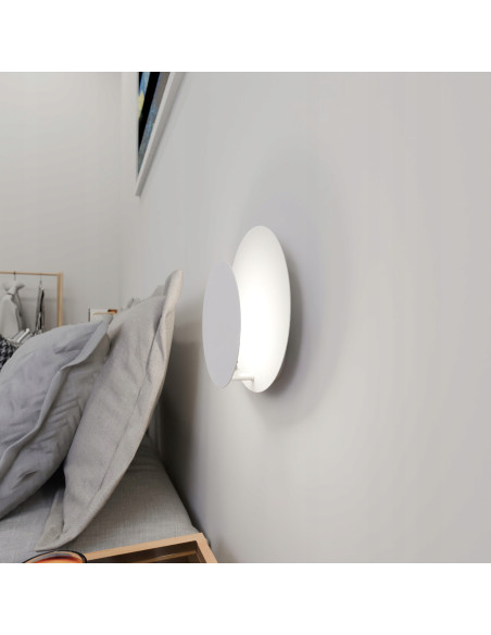 Nowoczesny kinkiet CIRCLE 1C w bialym kolorze z metalowymi akcentami do sypialni i salonu, idealny do minimalistycznych wnętrz