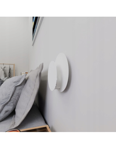 Nowoczesny kinkiet CIRCLE 1C w bialym kolorze z metalowymi akcentami do sypialni i salonu, idealny do minimalistycznych wnętrz