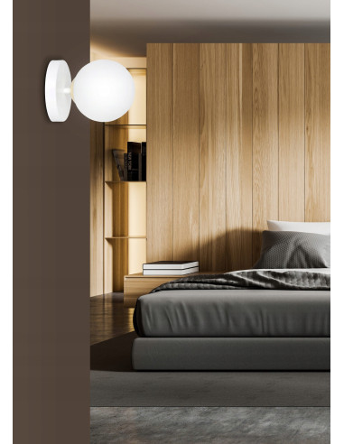 Kinkiet FLOKI – elegancka lampa ścienna w bieli i złocie, idealna do nowoczesnych i klasycznych wnętrz.