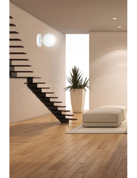 Kinkiet FLOKI – elegancka lampa ścienna w bieli i złocie, idealna do nowoczesnych i klasycznych wnętrz.