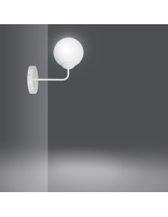 Kinkiet PREGOS K1 E14 – nowoczesna lampa ścienna z mlecznym kloszem w białym kolorze do korytarza i schodów