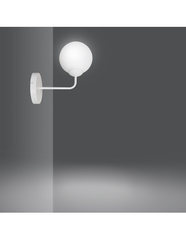 Kinkiet PREGOS K1 E14 – nowoczesna lampa ścienna z mlecznym kloszem w białym kolorze do korytarza i schodów