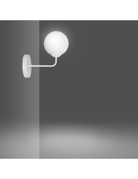 Kinkiet PREGOS K1 E14 – nowoczesna lampa ścienna z mlecznym kloszem w białym kolorze do korytarza i schodów