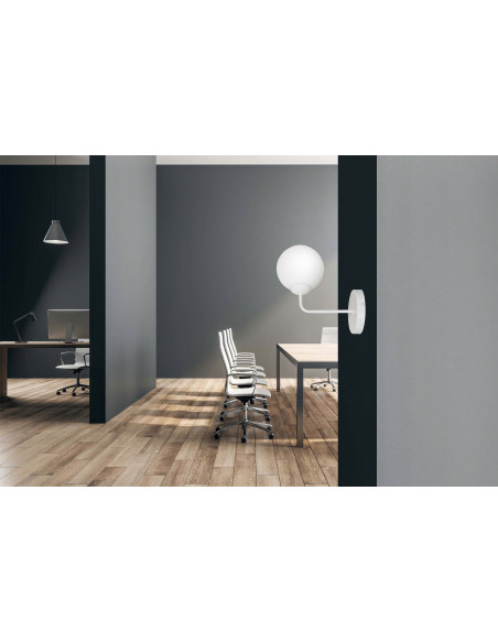 Kinkiet PREGOS K1 E14 – nowoczesna lampa ścienna z mlecznym kloszem w białym kolorze do korytarza i schodów