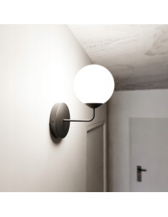 Kinkiet Emibig PREGOS K1 - czarna lampa ścienna z eleganckim mlecznym kloszem do nowoczesnych wnętrz