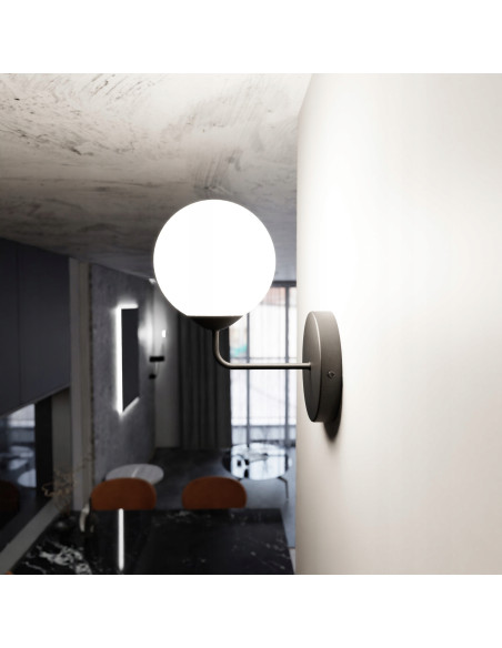 Kinkiet Emibig PREGOS K1 - czarna lampa ścienna z eleganckim mlecznym kloszem do nowoczesnych wnętrz