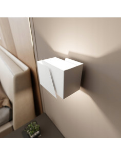 Lampa ścienna FROST w klasycznym stylu z podwójnymi trapezami - elegancka lampa oświetleniowa, 1x8W, biały metal