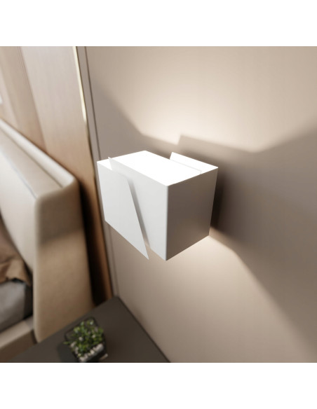 Lampa ścienna FROST w klasycznym stylu z podwójnymi trapezami - elegancka lampa oświetleniowa, 1x8W, biały metal