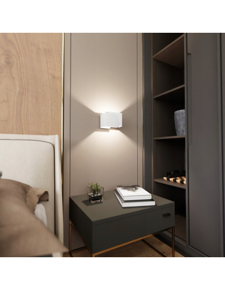 Lampa ścienna FROST w klasycznym stylu z podwójnymi trapezami - elegancka lampa oświetleniowa, 1x8W, biały metal