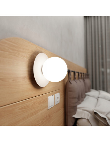 Kinkiet MINERVA K1 - nowoczesne oświetlenie ścienne w kształcie kuli, elegancki biały design do salonu i sypialni.