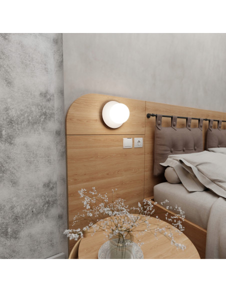 Kinkiet MINERVA K1 - nowoczesne oświetlenie ścienne w kształcie kuli, elegancki biały design do salonu i sypialni.