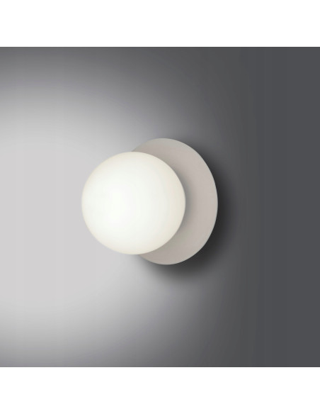 Kinkiet MINERVA K1 - nowoczesne oświetlenie ścienne w kształcie kuli, elegancki biały design do salonu i sypialni.