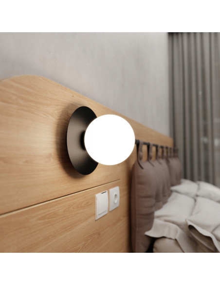 Kinkiet MINERVA K1 - Elegancka lampa ścienna do sypialni w kolorze białym lub czarnym, idealna do czytania.