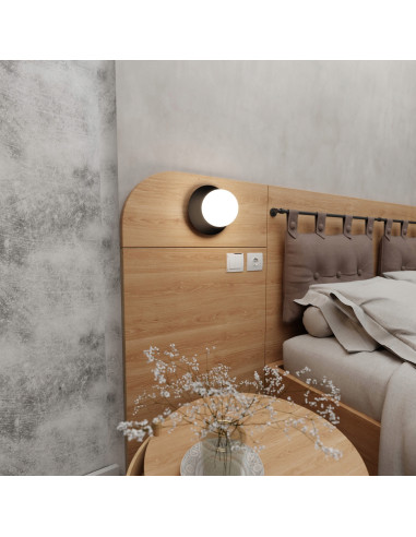 Kinkiet MINERVA K1 - Elegancka lampa ścienna do sypialni w kolorze białym lub czarnym, idealna do czytania.