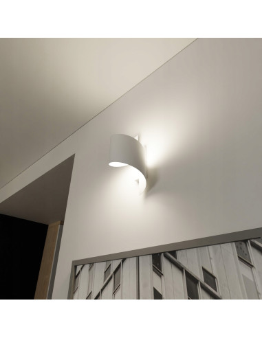 Lampa ścienna SPINER w białej spirali - nowoczesny design do schodów i korytarzy, elegancka i funkcjonalna.