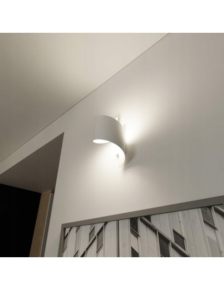 Lampa ścienna SPINER w białej spirali - nowoczesny design do schodów i korytarzy, elegancka i funkcjonalna.