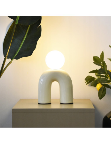 Lampa stojąca POP U w waniliowej ceramice - nowoczesne oświetlenie biurowe i domowe w stylu minimalistycznym