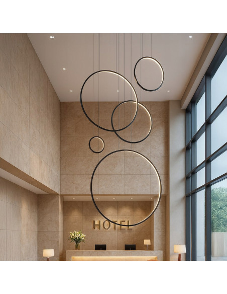 Lampa wisząca SATURNO 5 Ringi LED 100W czarna regulowana 120–350 cm – nowoczesna dekoracyjna do klatki schodowej