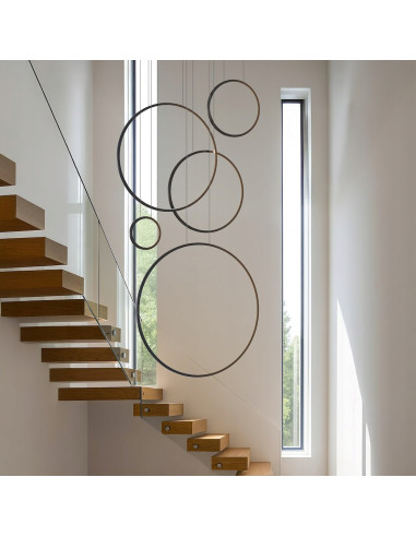 Lampa wisząca SATURNO 5 Ringi LED 100W czarna regulowana 120–350 cm – nowoczesna dekoracyjna do klatki schodowej